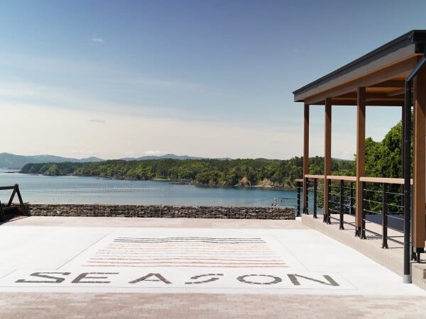 勤務いただくカフェの景観です。海を眺めながら仕事をしていただきます。