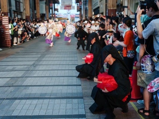 濱長花神楽の中でも最大の見せ場である【晒し】を準備する黒子たち。大きな緊張感を味わいますが、その分、成功した瞬間のやりがいは格別です。