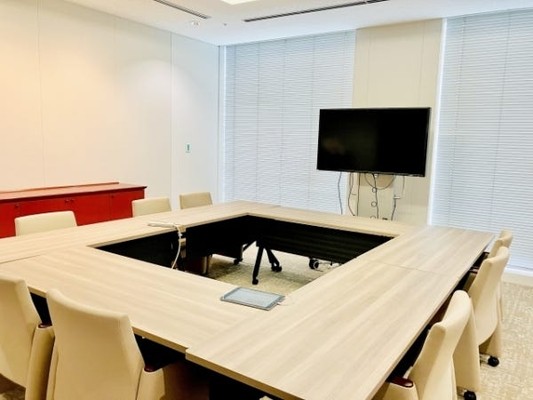 会議室です。ミーティングがないときは仕事やランチに使ってもOKです！