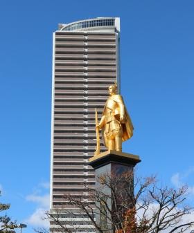 信長像とシティ・タワービル