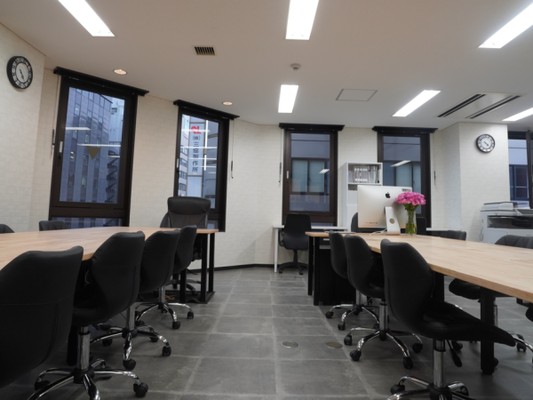 大阪本社。本社とは常にオンラインがつながっており、遠くてもいつでもコミュニケーションが取れます♪