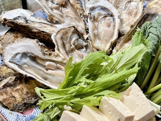 新鮮な食材を使用し、季節感あふれる料理を提供しています。海鮮居酒屋だからこそ、扱える食材の知識を身に着けることのできる職場です。
