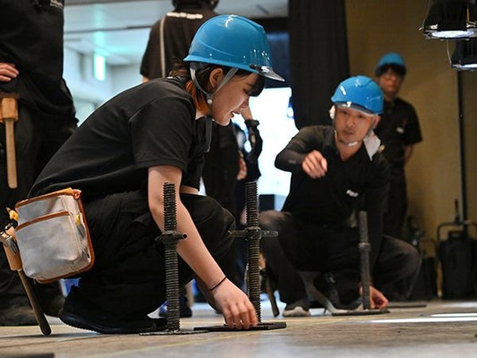 入社後は、ショーアトラクションの経験が豊富な先輩のもとで、実務を経験。丁寧に教えていくので、疑問や不安も遠慮なくご相談ください。