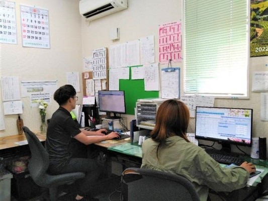 事務スタッフ・お花の仕入れ販売業務のサポート・経験者（AT限定可・車を使用する機会有）
