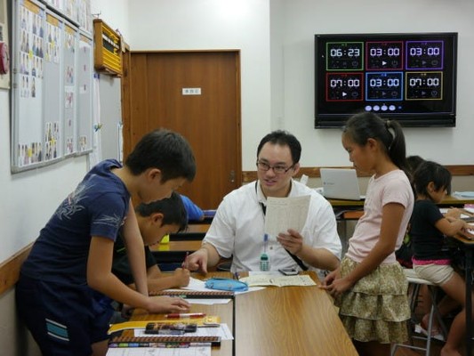 子どもたちにそろばんを教えます。