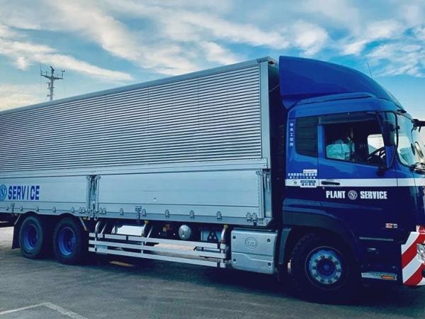 大型免許をお持ちの方には、ウイング車の運転もお任せします。