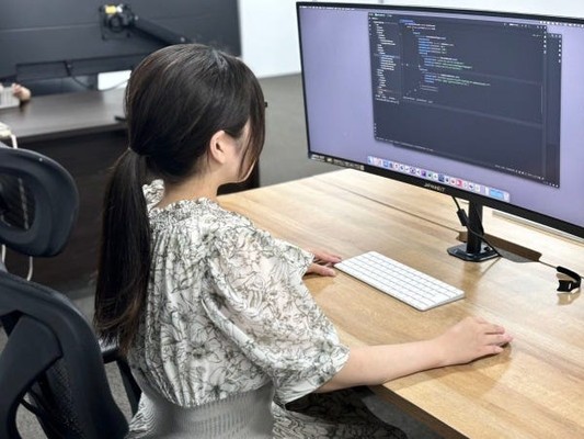 作業環境。ワイドディスプレイ、最新macbook/windows端末、高級ワークチェア、140cmの広いデスク