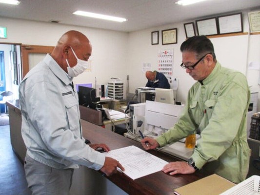 お客様は公的機関や大手・中小運送会社・ディーラー、一般のお客様まで