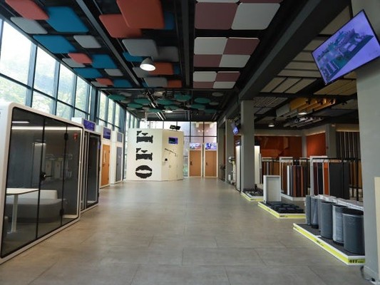 弊社ショールームには、防音ブースをはじめ、吸音材や防音ドアなど、主要製品を実際にご体感いただける展示をご用意しております。