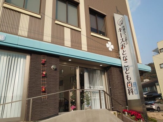 医院は二軒屋駅から徒歩2分ほどの、近くにコンビニも。
