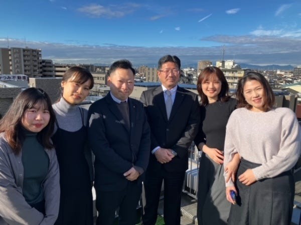 一緒に働くスタッフはいつも元気な挨拶が飛び交い、笑顔あふれる職場です！チームワークを大事にする社風が魅力です！