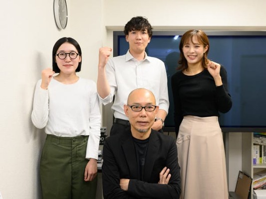 「いわゆる“士業”の堅いイメージはなくしたいんですよね～」と代表（真ん中下）。自分らしく働ける環境作りをしています。