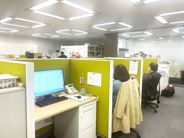 パーテーションで仕切られたデスクで落ち着いて作業いただけます。