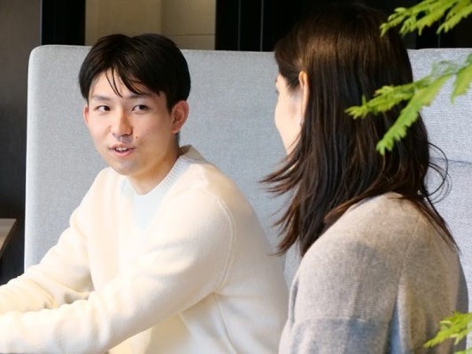 23歳でまほろば行政書士事務所の代表として活動。