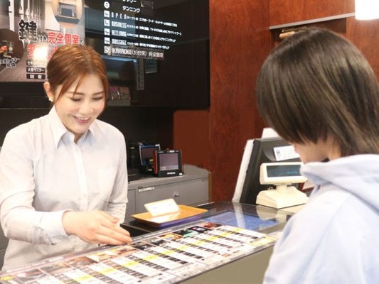 インターネットカフェの店内スタッフ（未経験OK・交通費支給あり）