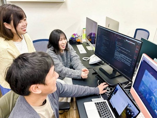 グラフィックから映像まで、幅広い制作を手掛ける当社。広く活躍できるスキルを身に付けることができます。