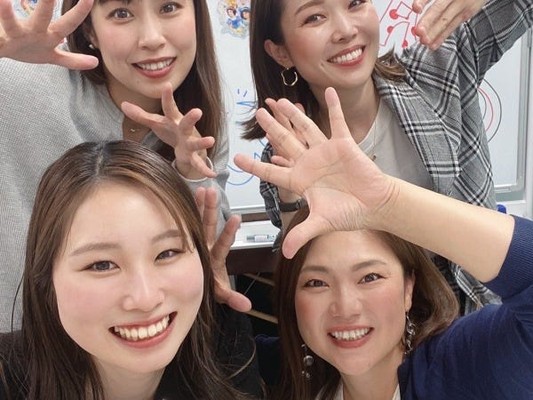 スタッフはわきあいあいと働いています
