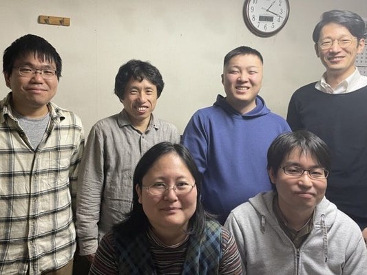 先輩がすぐそばにいるのは、自社内開発だからこそ。わからないことがあってもすぐに相談できるので、未経験の方も安心です。