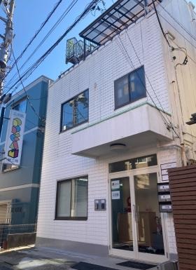 夢工場 京成海神駅、改札から踏切を渡り右側２件目の白いビル