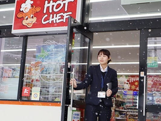 【人と関わる仕事の経験を活かせる】SV経験は不要。飲食店の店長や空港のインフォメーションなど、人員管理やマネジメントの経験を広く活かせます。