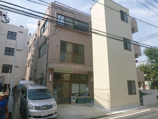 この建物が主な勤務場所となります。自社ビルです。
