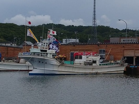 この船で海でザブトン籠を揚げてきます。