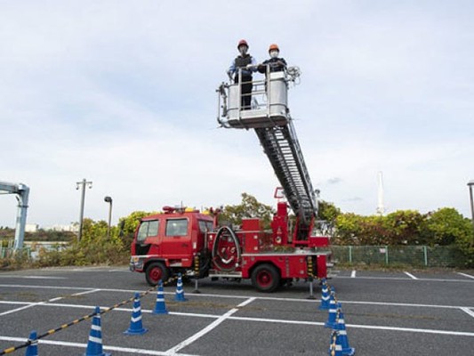 住宅展示場やイベントなどでの、はしご消防車登場体験では、バスケットに乗ってお客様の登場体験の補助作業をしていただきます