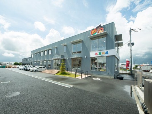 桃栗柿屋東近江本店です！2020年に移転建築したばかりの綺麗な職場です。