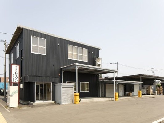 札幌支店の外観です。約30名ほどが支店に集まり、日々業務をこなしています！