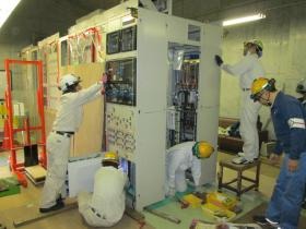 現場にて新配電盤据付作業のようす