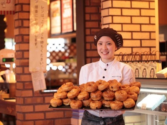 ワクワクするパン屋さん！チョコリングが有名なアンティークで働きませんか？業績向上で採用率◎