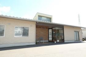 小規模多機能型居宅介護（里の荘）の建物外観です。