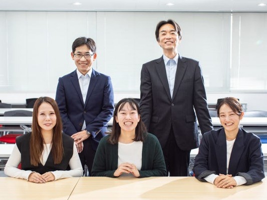あなたと一緒に働くメンバーです。困ったことがあれば何でも相談してくださいね！