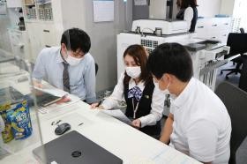 【ＯＪＴの様子】先輩社員が丁寧に指導、サポートいたします。