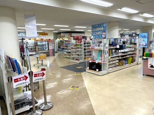 大学のコンビニ店内の様子です。