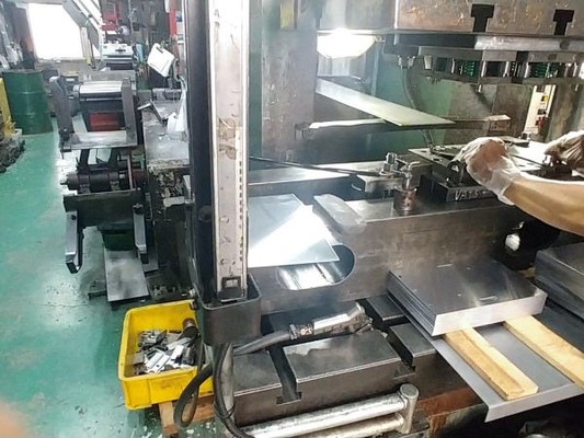 プレス加工現場