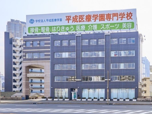学校には2つの校舎があり、全部で5学科を運営しています。校舎間の距離は徒歩約3分です。