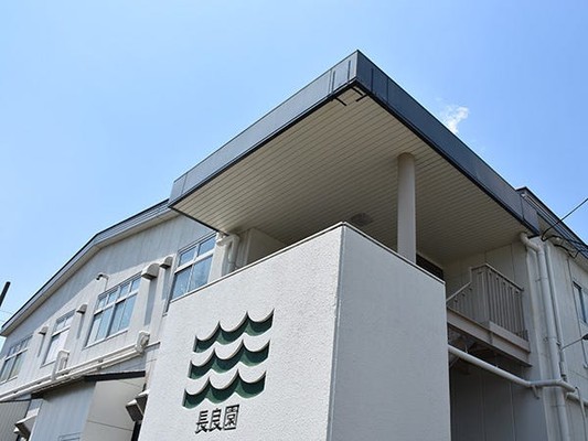 こちらが当社の工場外観。これまでの長い歴史の中で蓄積したノウハウをもとに、他社にない商品作りを行なっています。