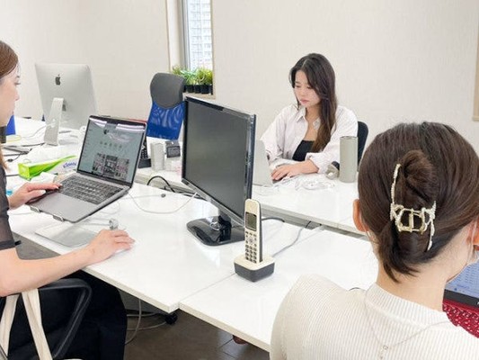 20代～30代の韓国美容オタクの同僚と、楽しく働ける職場です。