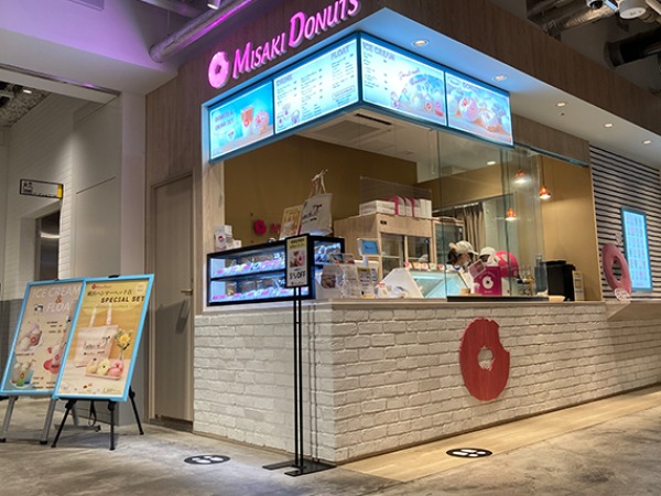 横浜ハンマーヘッド店の外観です。ピンク色のロゴサインが特徴的。