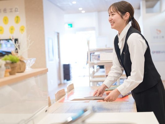 ご来店いただいたお客様の初回対応をお任せします。あなたの笑顔が店舗の看板に★