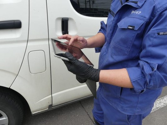 iPadにメンテナンスの項目が記載されており確認をしています。作業後には、確認した内容を入力し報告が出来るようになっています。