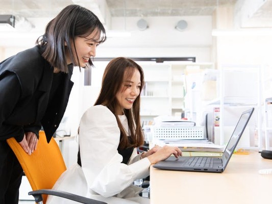 家庭や子育てと仕事を両立するメンバーが活躍中！働きやすさはバツグンです。