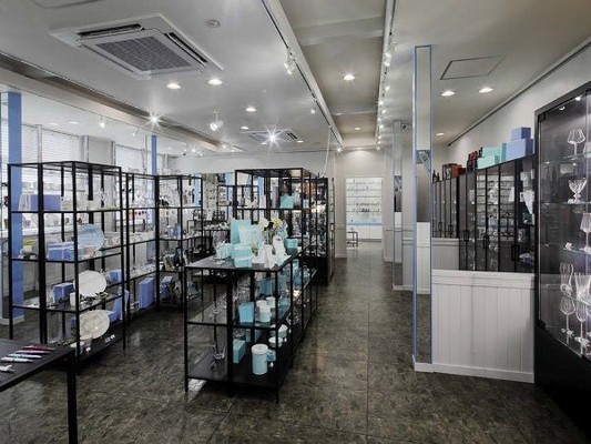 勤務いただく店舗です。様々なブランドの品を取り扱っています
