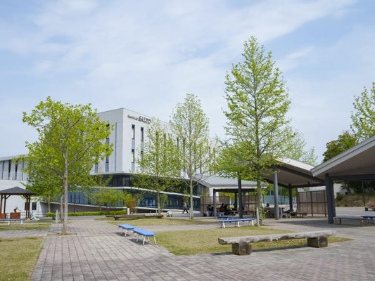 緑が多く、自然豊かなキャンパスです。食堂や購買、図書館の利用が可能です。