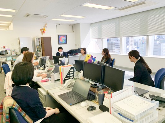 事務所内はゆったりとしたスペース。業務を行う4つのユニット（課）があり、日々お客様の労務をサポートするスタッフが働いています！