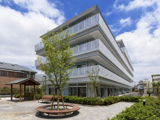 西武国分寺線「鷹の台駅」より徒歩18分。無料シャトルバスも運行しています。