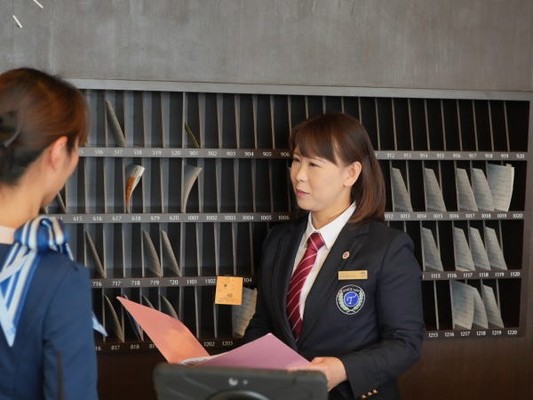 一日の流れをご紹介（一例です）【出勤】各スタッフとのコミュニケーションをとりながら、業務のお手伝いをしていきます。
