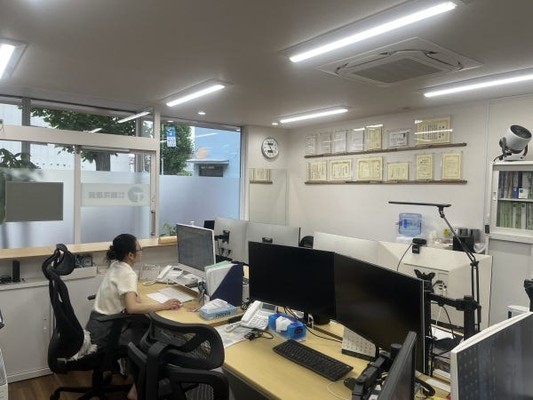 入社後は先輩スタッフや社長と一緒に、実務を通じて仕事を覚えていきましょう。困った時は何でも気軽に聞いてくださいね！