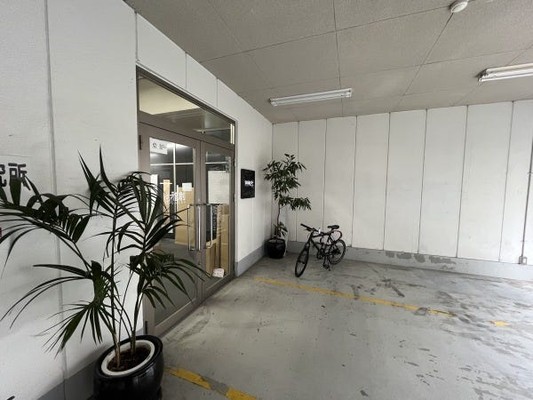 この入口を目指して、ご来社ください